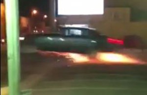 بالفيديو ..  مطب صناعي يطير بسيارة سعودية مسرعة
