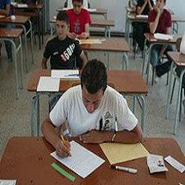 طلبة التوجيهي يشكون صعوبة امتحان اللغة العربية