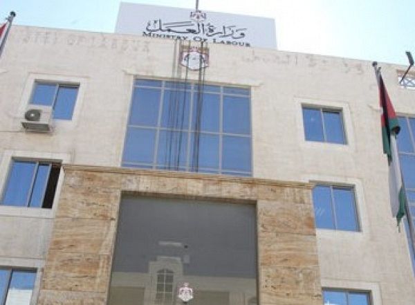104 الف مستفيد من عقود العمل الجماعية