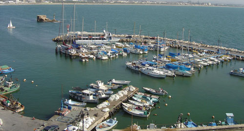 قارب رحلة الامل الكويتية يصل الى العقبة