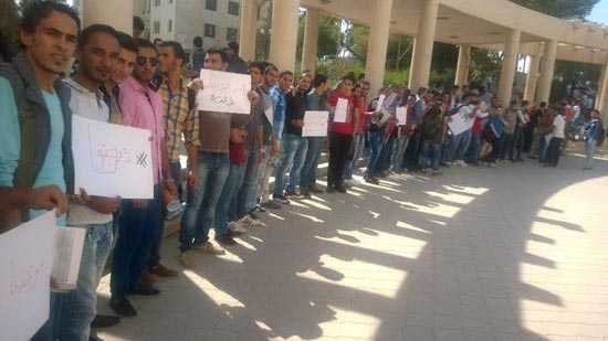 وقفات احتجاجية في آل البيت والبوليتكنيك  ..  صور