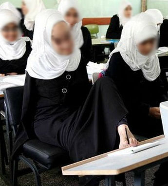 فتاة فلسطينية تكتب بقدمها صورة
