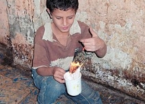 شم دخان النمل بديل الأطفال المصريين للمخدرات