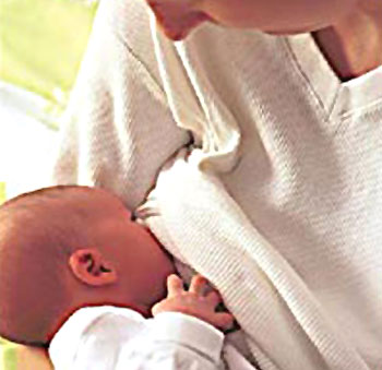 الرضاعة الطبيعية تحمي الأم من النوبات القلبية