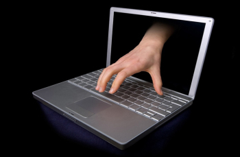 قرصنة تنتهك الخصوصية وتحذيرات لتعزيز حمايتها