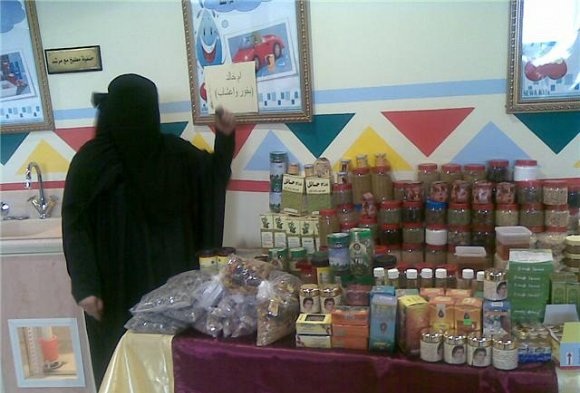 افتتاح بازار خيري لدعم العائلات المحتاجة