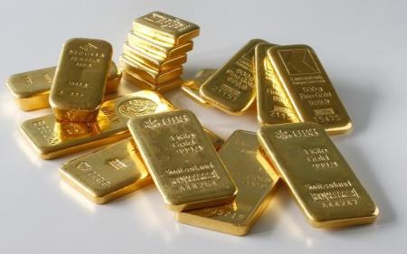 الذهب يتراجع والنفط يواصل خسائره