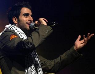 الفنان الأردني طوني يهدي الشعب الفلسطيني اغنية" حترجع فلسطين" 