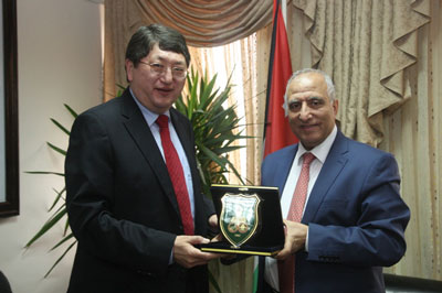  السفير الكازاخستاني يزور الأردنية