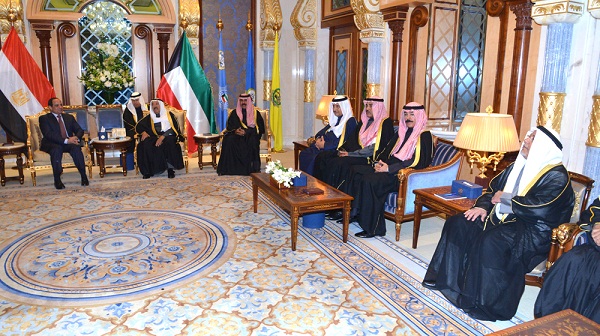  امير الكويت يستقبل الرئيس المصري