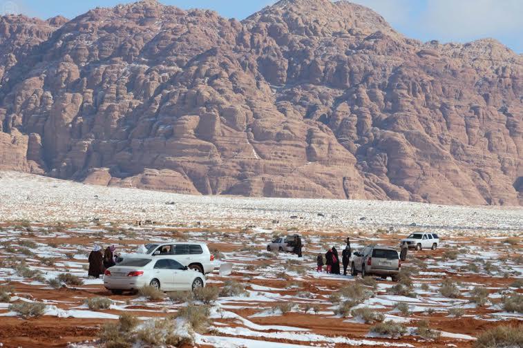 شاهد  ..  اهالي تبوك يلهون بالثلج