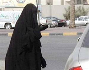 السعودية :  معلمة تتسول لإطعام صغارها وعلاج زوجها المشلول