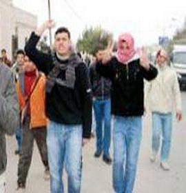 طلبة توجيهي يجوبون الشوارع في اربد مطالبين باستقالة بدران  ..  واعتصام في الرمثا