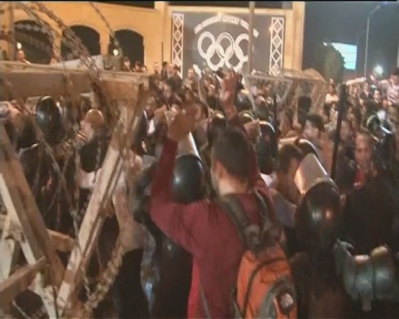 22 قتيلا باشتباكات بين ألتراس الزمالك والشرطة ..  فيديو وصور