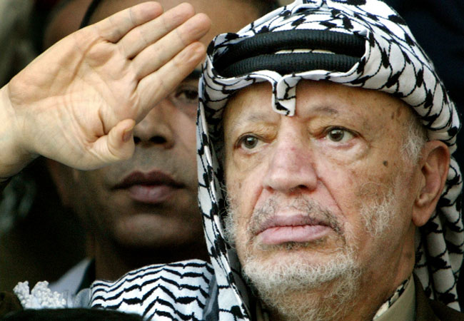 الفلسطينيون يتعرفون على الذي دس السم لعرفات