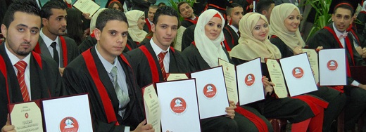 بدء تخريج طلبة الهاشمية بقراءة الفاتحة على روح الشهيد الكساسبة