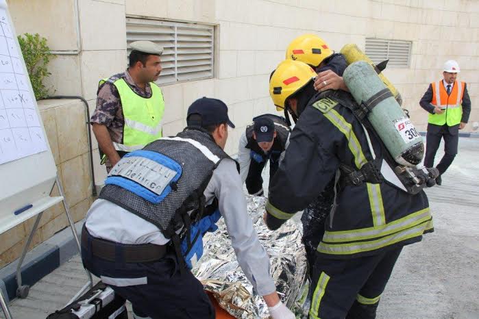 الدفاع المدني ينفذ تمريناً لحادث وهمي  ..  صور