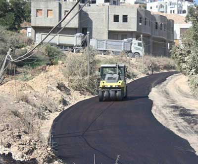تعبيد شوارع في عدة مناطق بإربد