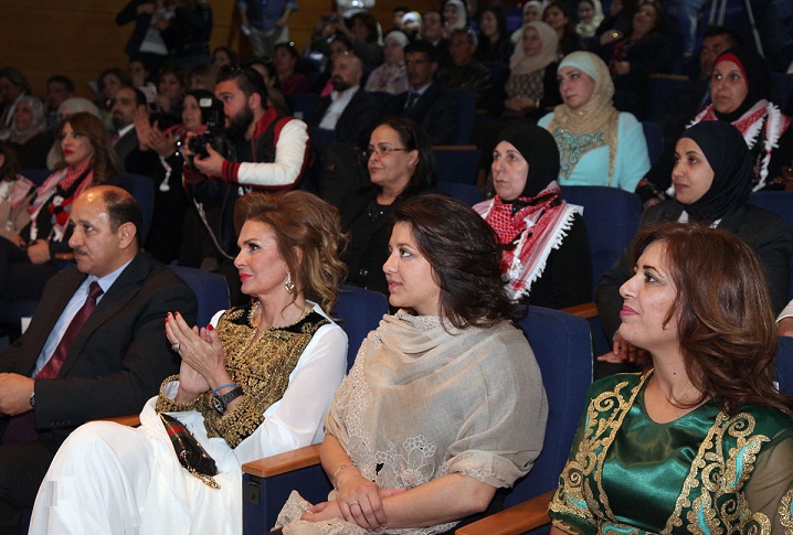 يسرا: الأم المدرسة الاساسية الأولى ..  صور