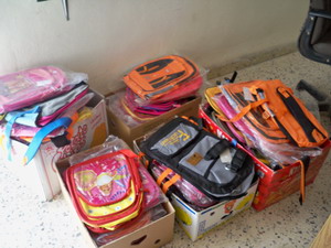الحمود يرعى توزيع الحقائب المدرسية على طلبة مدرسة دحل بالمفرق