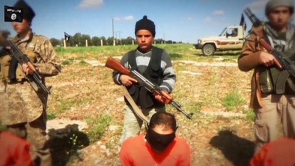 داعش يشرك أطفالا في عملية إعدام جماعي تحت مسمى أشبال الخلافة