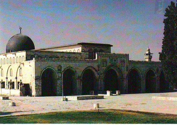ابعاد شيخ عن الاقصى واعتقال سيدة بالقدس 