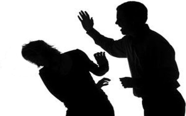 شاب يصفع سعودية ويسقطها أرضا  ..  فيديو