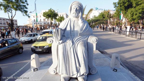 الجزائر ..  إزالة تمثال أثار جدلا كبيرا