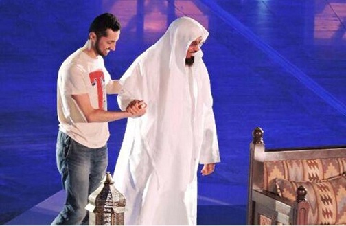 سلمان العودة يفاجأ بنجله بعد فراق 4 سنوات