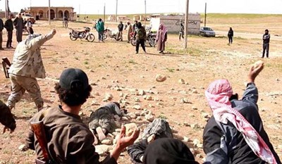 دواعش يودعون ويحتضنون رجلين مثليين قبل رجمهما حتى الموت  ..  صور