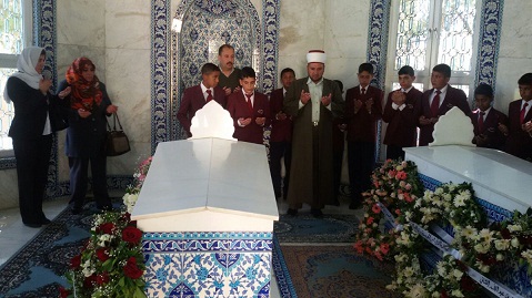 اطفال مبرة أم الحسين يزورون ضريح الملكة زين الشرف