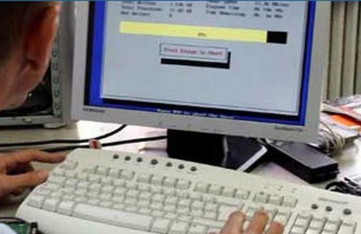 إمراة تتجسس على ضحاياها عبر كاميرات حواسيبهم