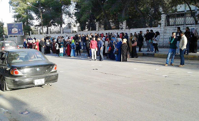 اربد : اعتصام بسبب عزم البلدية قطع اشجار معمرة 