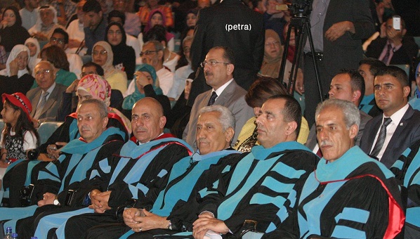 النسور يرعى تخريج طلبة العمارة والتصميم بالعلوم والتكنولوجيا