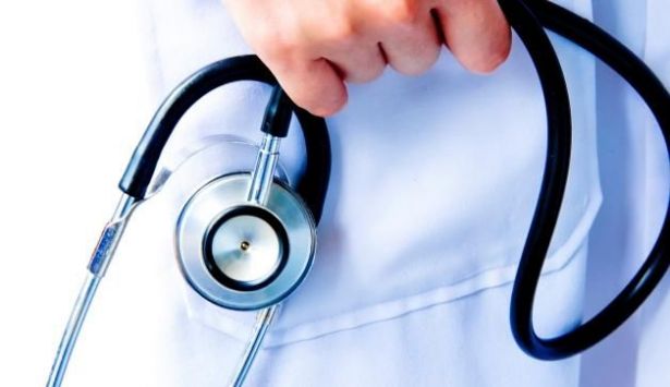تهتك قرنية الطبيب المعتدى عليه .. 