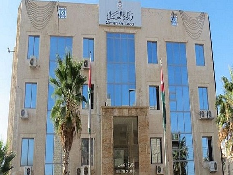 العمل: لا يوجد نص قانوني يلزم بتخفيض ساعات العمل خلال رمضان 