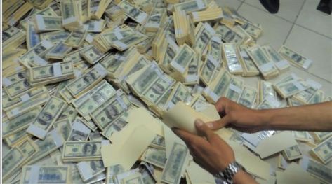 حاولا بيع كمية كبيرة من الدولارات المزيفة !