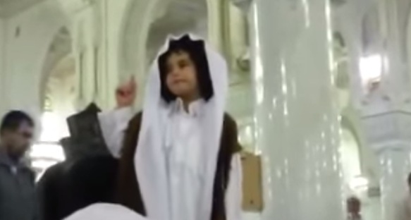 طفل أردني يلقي خطبة الوداع بالمسجد الحرام  ..  فيديو
