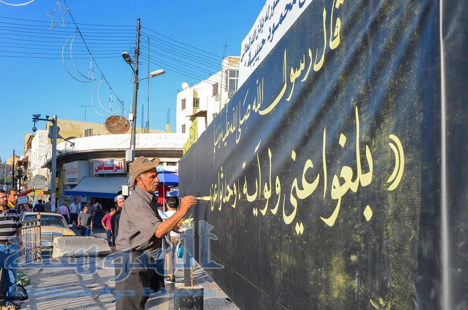 خطاط ينشر الحديث النبوي على الجدران