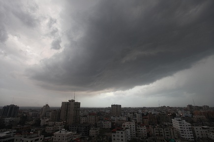 منخفض جوي يحمل الغبار واحتمالية للأمطار