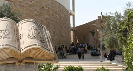 الصحفي عبنده يهدي مكتبة اليرموك ألف وخمسمائة كتاب