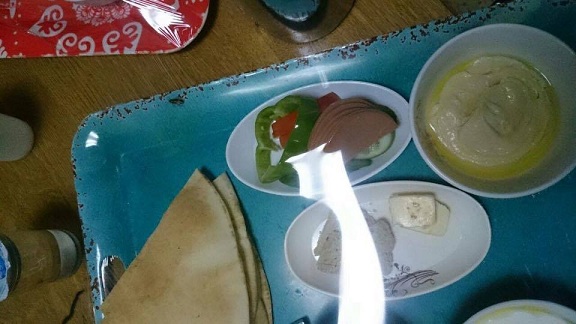 مستشفى اليرموك: مائدة سحور بالصراصير  ..  شاهد