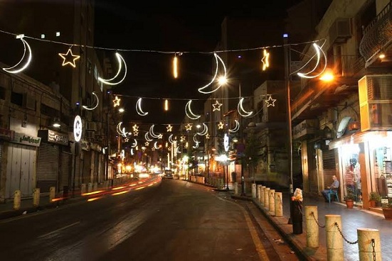 اعمال زينة بالانارة لميادين وشوارع رئيسية في عمان