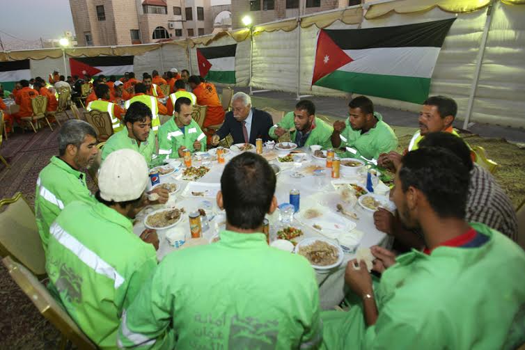 امين عمان يشارك عمال الوطن إفطارهم