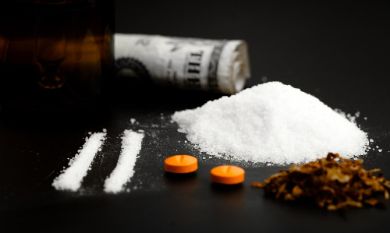  سيدة تروج المخدرات بمنزلها .. 
