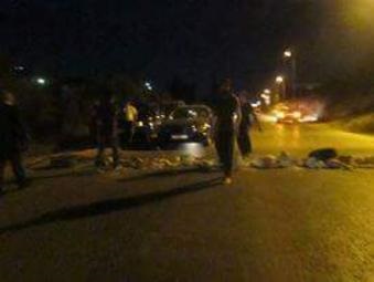 محتجون يغلقون شارعا في اربد