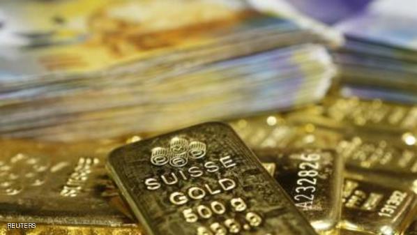 الذهب يقترب من أدنى مستوى في 5 سنوات ونصف