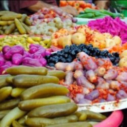 إتلاف 24 طن مخللات فاسدة .. 