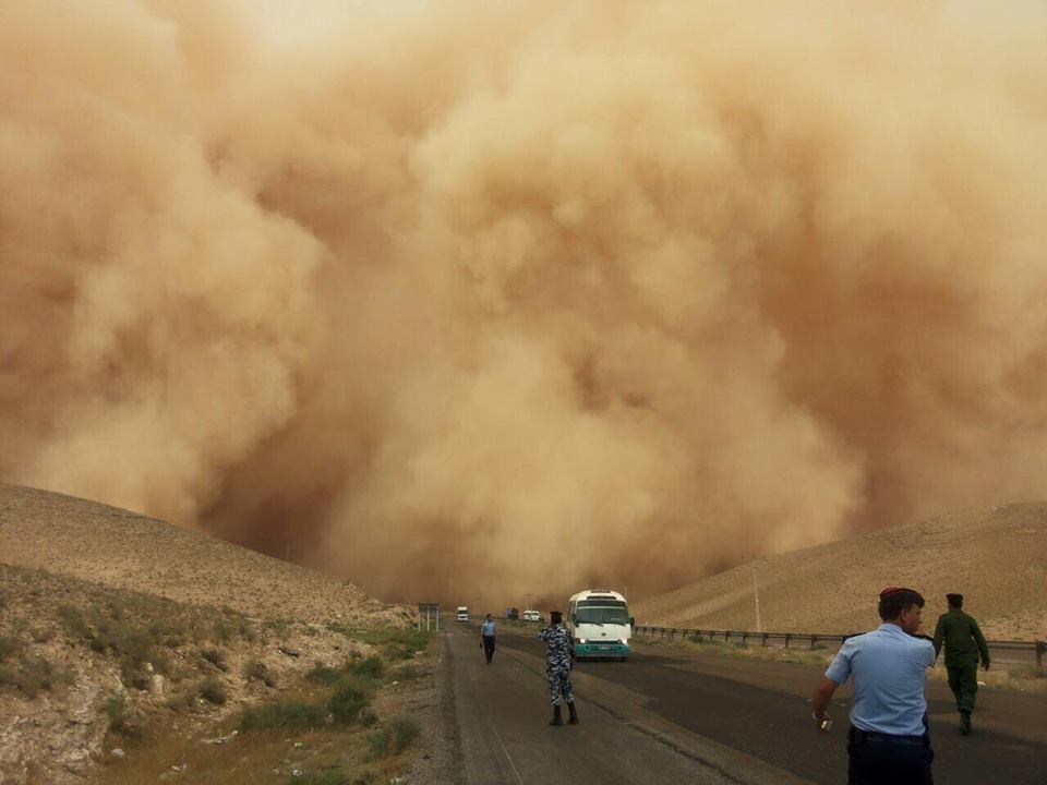 الكرك تشهد تساقط زخات رعدية وغبارا كثيفا ..  صور