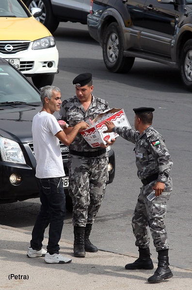 الدرك يوزع المياه الباردة على مواطنين ..  صور